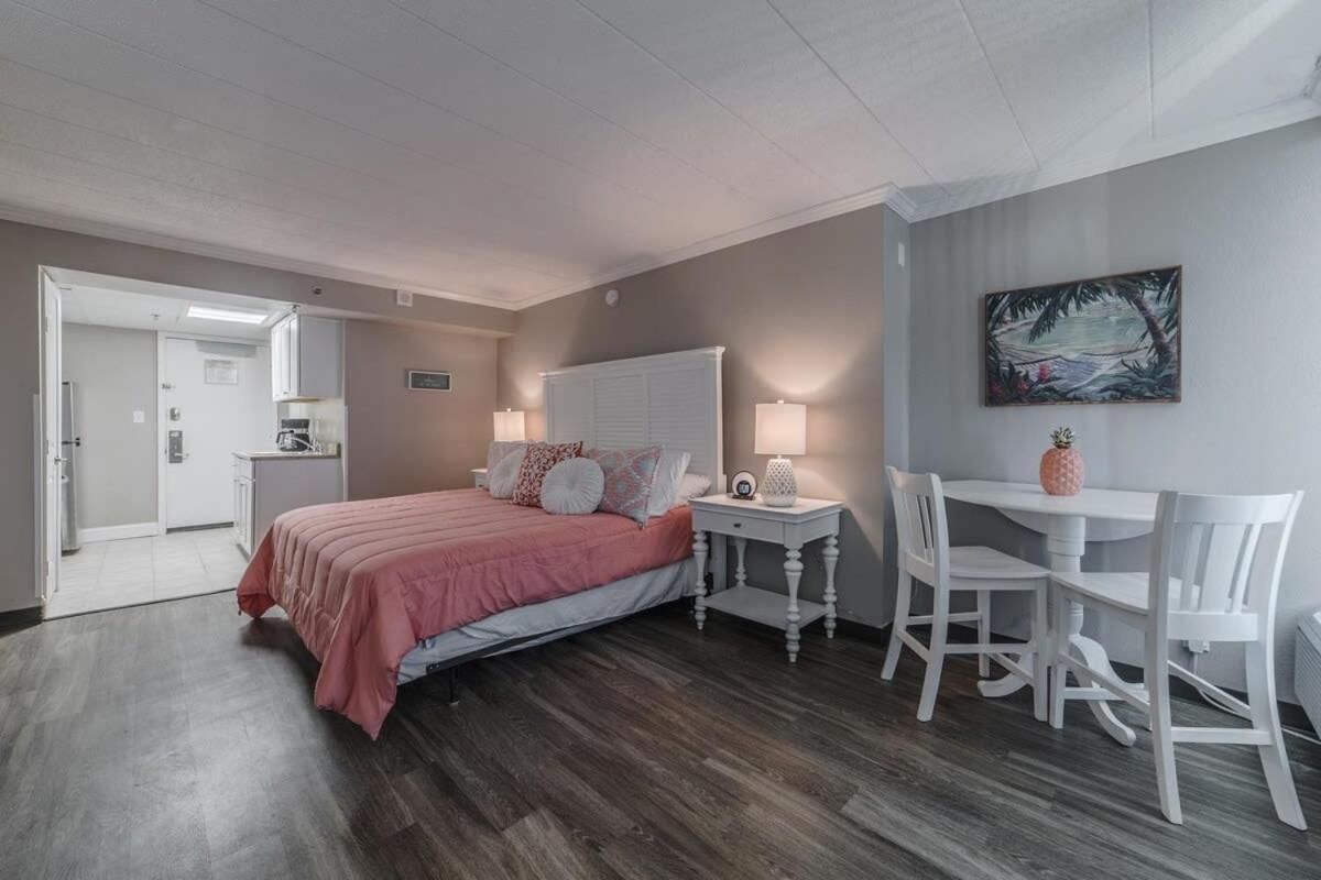 Ground Floor Ocean Front Studio - Caravelle Resort 124 Myrtle Beach Exterior photo